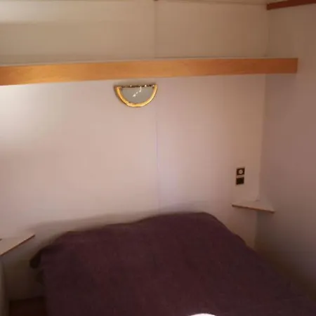 Mobil-home Pour 6 Personnes Avec Terrasse A Lempdes-sur-allagnon - Api-1-52-616 营地
